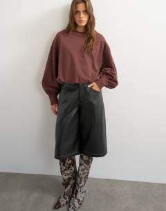 Model wearing Bubble hem sweat in deep mahogany