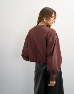 Model wearing Bubble hem sweat in deep mahogany