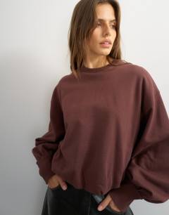 Model wearing Bubble hem sweat in deep mahogany