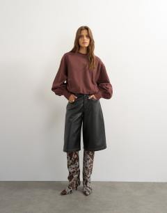 Model wearing Bubble hem sweat in deep mahogany