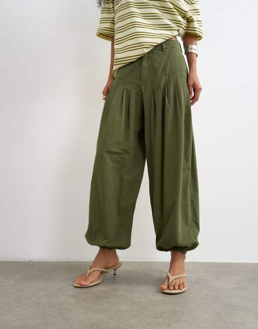 Topshop bukser med dyb bærestykke og ballonben i khaki, 2 af 5