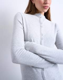 Model wearing Button down long sleeve cardigan top in grey