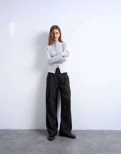 Model wearing Button down long sleeve cardigan top in grey