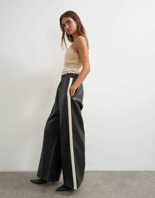 Topshop byxor i läderimitation med rand och vida ben i svart, 4 av 5