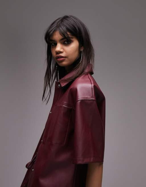Topshop - Camicia a maniche corte in pelle sintetica bordeaux in coordinato