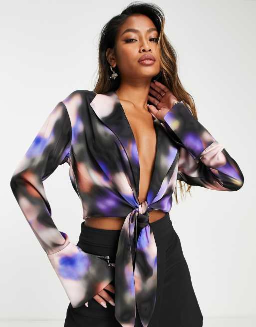 Topshop - Camicia in raso multicolore tie-dye con laccio sul davanti