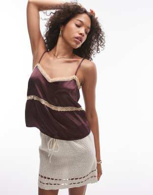 Topshop - Camisole aus weinrotem Satin und apricotfarbener Spitze