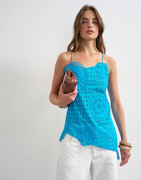 Topshop – Camisole in Blau mit Lochstickerei und Bindedetail am Rücken - view 1