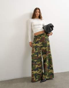 Camo mid rise joggers in khakI