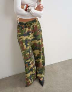 Model wearing Camo mid rise joggers in khakI