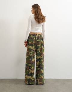 Model wearing Camo mid rise joggers in khakI