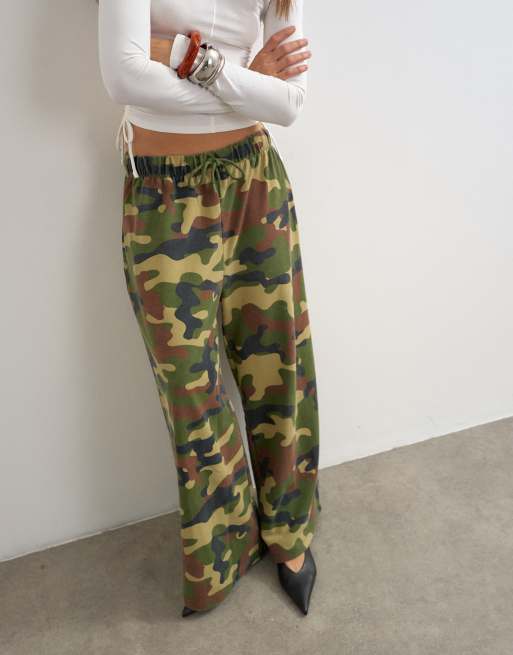 Topshop camouflage cropped joggingbroek met halfhoge taille in kaki, 3 van 5
