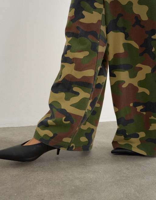 Topshop camouflage cropped joggingbroek met halfhoge taille in kaki, 5 van 5