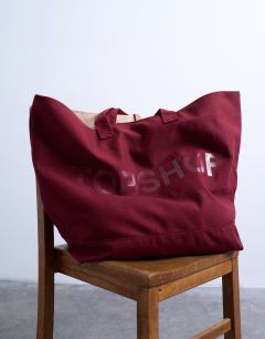 Model wearing Canvas tote bag in burgundy