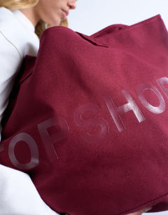 Model wearing Canvas tote bag in burgundy