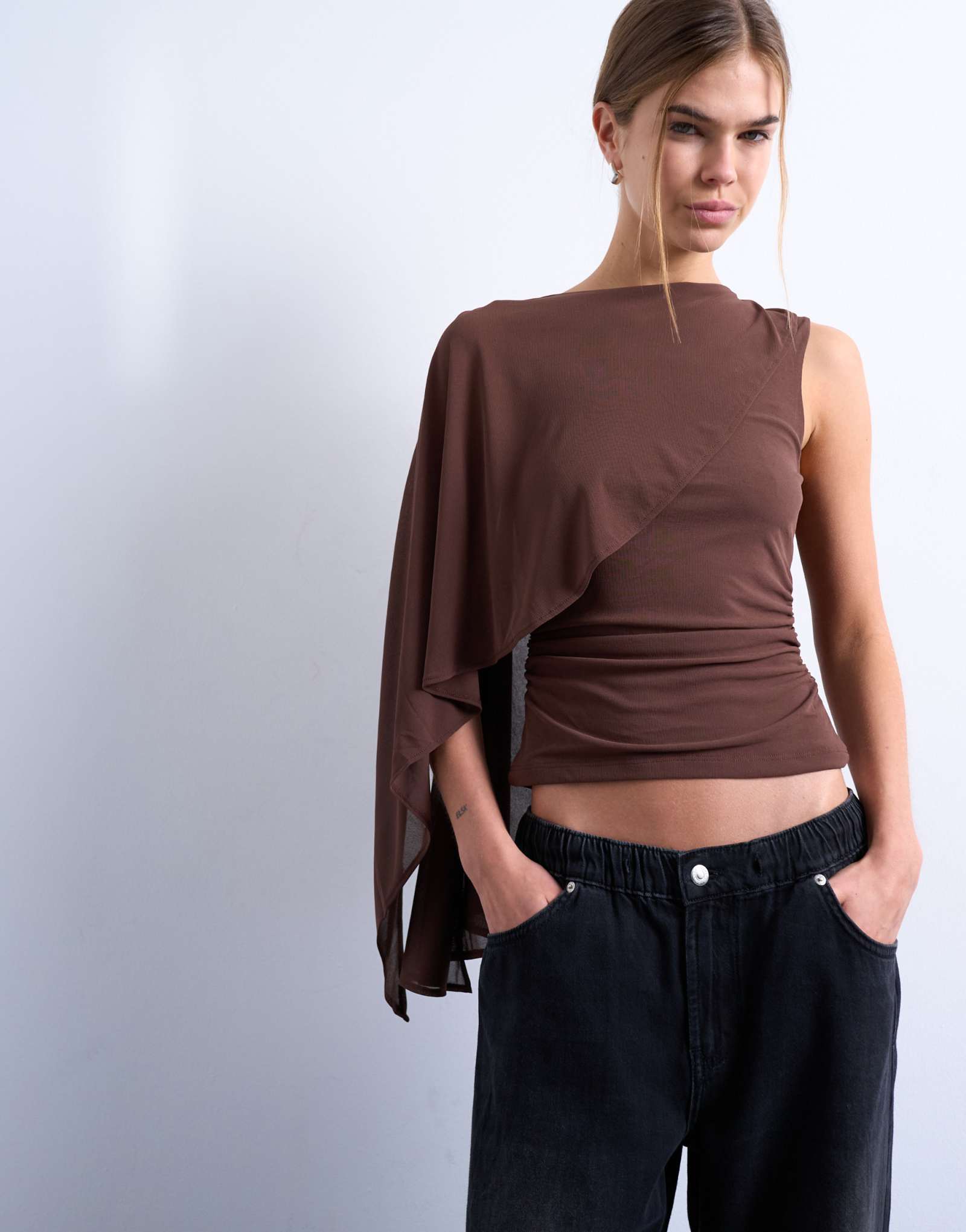 Топ без рукавов с накидкой от Topshop шоколадно-коричневого цвета