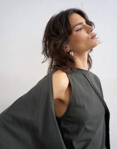 Cape draped tee in charcoal