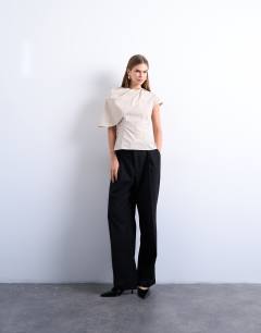 Model wearing Cape structured top in oyster