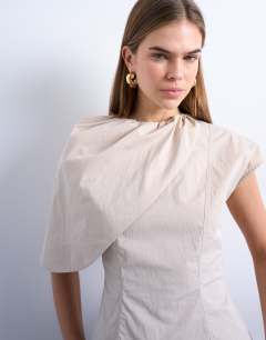 Model wearing Cape structured top in oyster