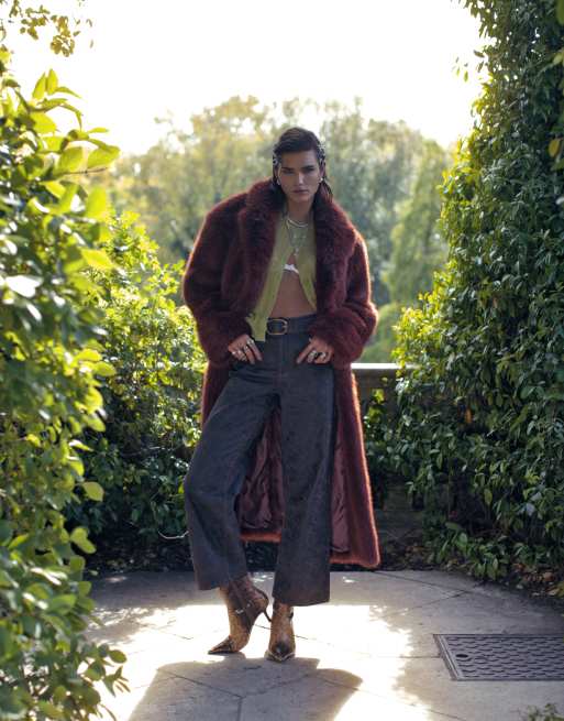 Topshop - Cappotto lungo bordeaux in pelliccia sintetica