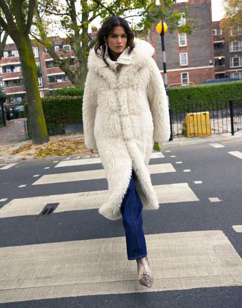 Topshop - Cappotto taglio lungo in pelliccia sintetica color crema con cappuccio - view 1