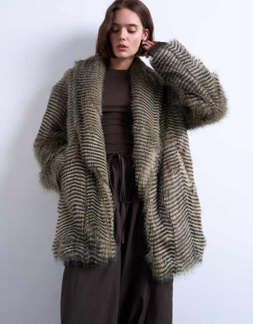 Topshop - Cappotto taglio medio in pelliccia sintetica nera a righe monocromatiche con scollo sciallato