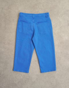 Model wearing Capri comfort stretch jean in cobalt