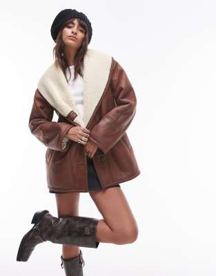 Topshop - Car-Coat aus Kunstleder in Hellbraun mit Super-Oversize-Schnitt und Lammfellimitat