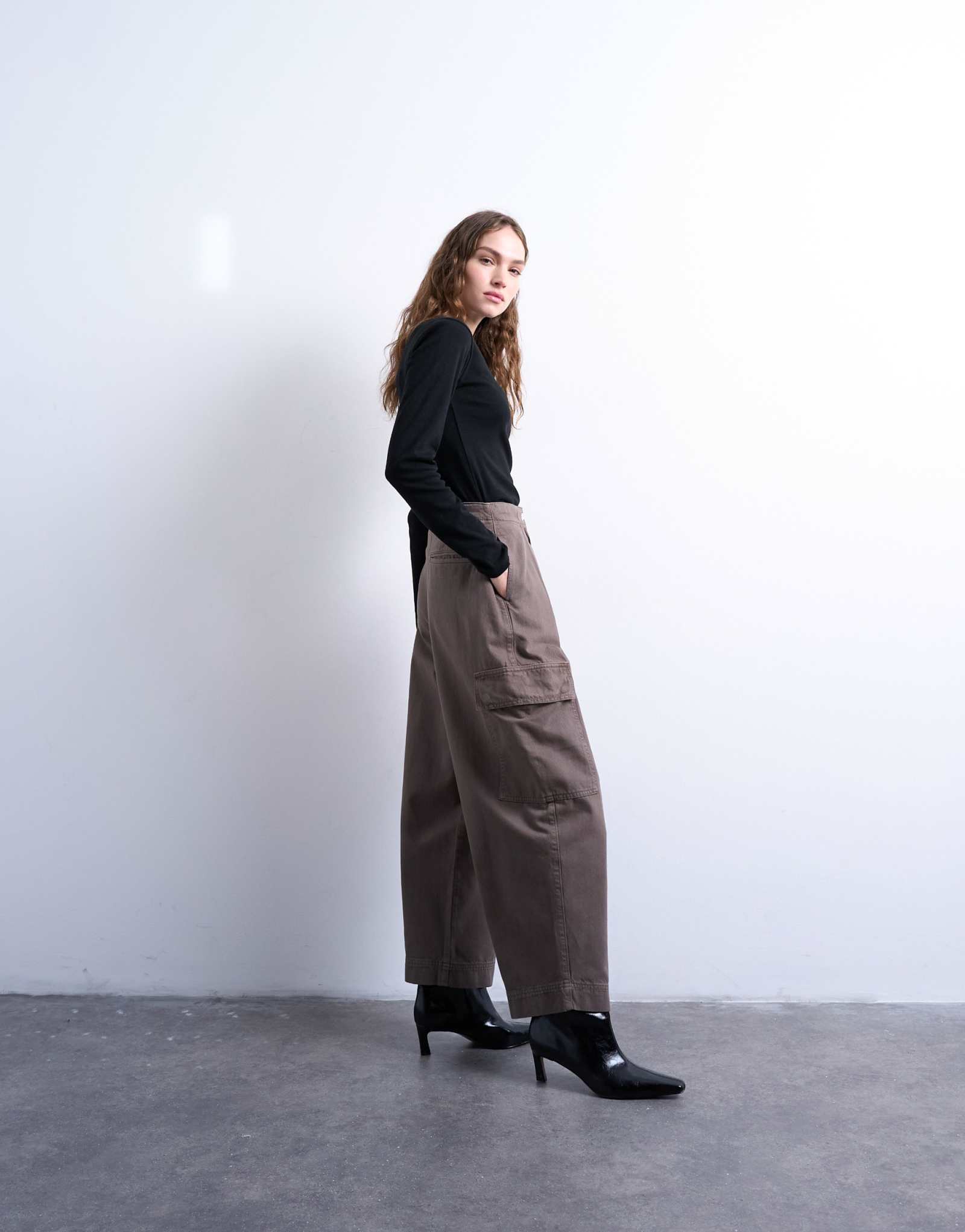 Брюки-карго Topshop коричневого цвета со складками