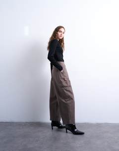Cargo trousers with pleats in brown