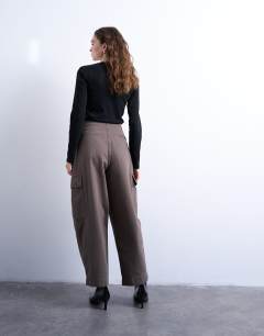 Model wearing Cargo trousers with pleats in brown