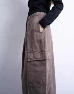 Model wearing Cargo trousers with pleats in brown