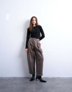 Model wearing Cargo trousers with pleats in brown