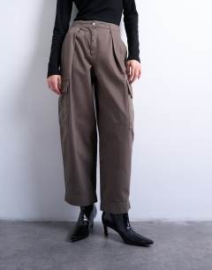 Model wearing Cargo trousers with pleats in brown