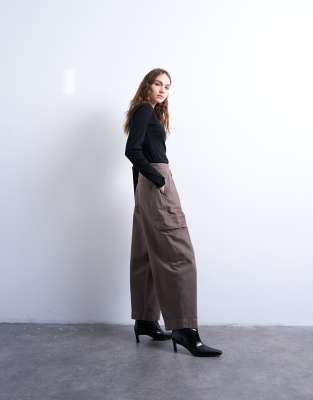 Topshop - Cargohose in Braun mit starker Waschung und Bundfalten-Brown
