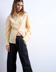 Model wearing Carpenter barrel jean in black rinse