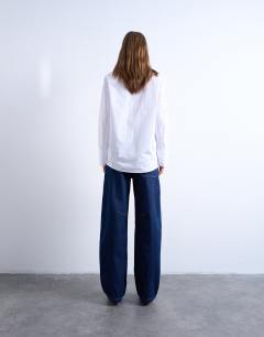 Model wearing Carpenter barrel jean in indigo rinse