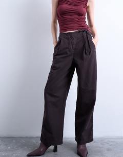 Model wearing Casual barrel flag trouser in chocolate