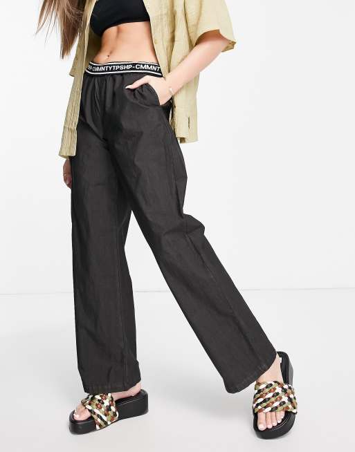 Topshop - Casual cargobroek met lage taille en tailleband met branding aan de binnenkant in zwart