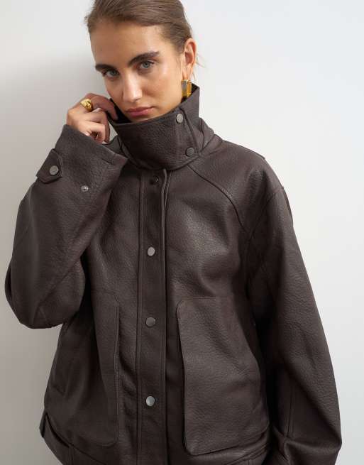 Topshop - Chaqueta marrón chocolate con cuello alzado de cuero sintético, 2 de 4