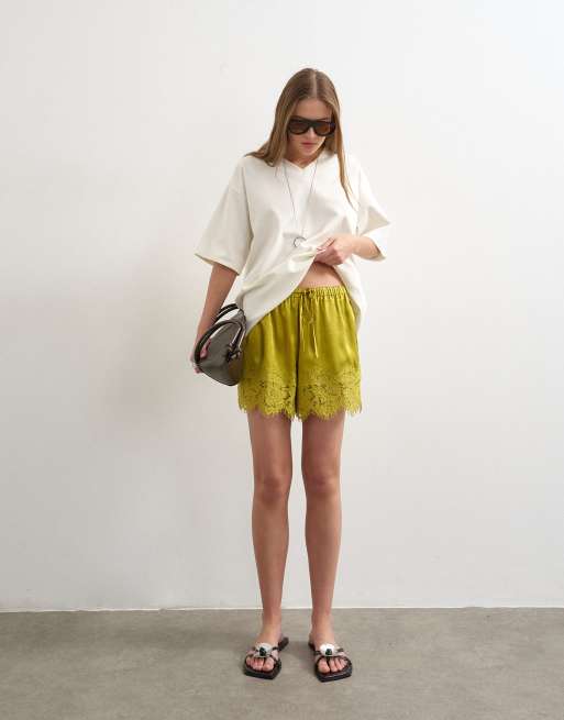 Topshop - Chartreusegrønne minishorts med A-form og blondekanter i krøllet satin , 4 af 5