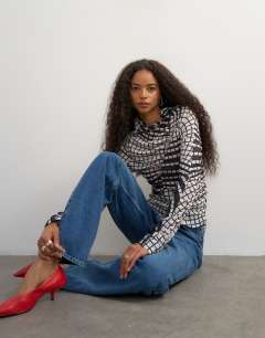 Check ruched long sleeve top in black