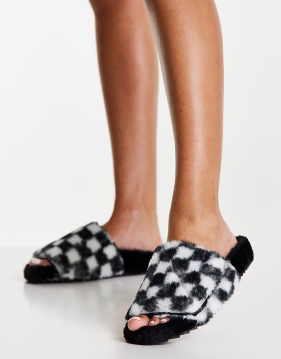 https://images.asos-media.com/products/topshop-checkerboard-faux-fur-mule-slippers-in-monochrome/200836442-1-monochrome?$n_550w$&wid=550&fit=constrain