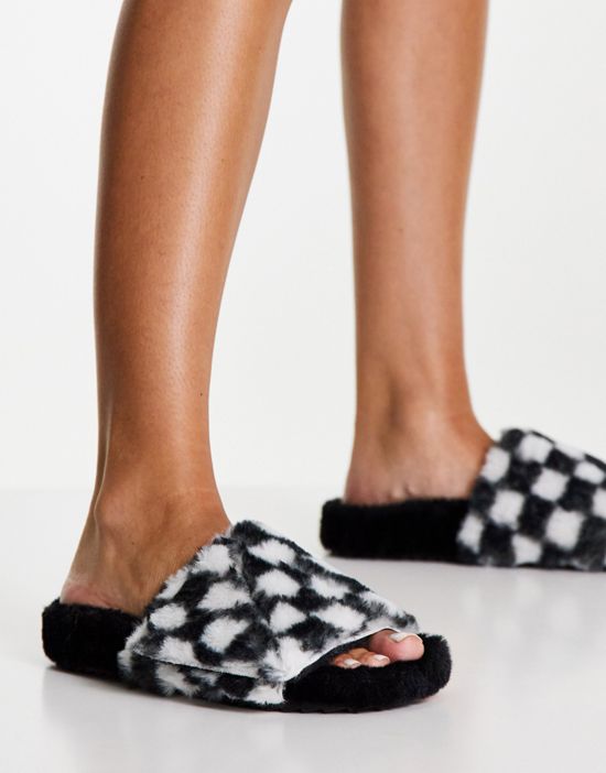 https://images.asos-media.com/products/topshop-checkerboard-faux-fur-mule-slippers-in-monochrome/200836442-2?$n_550w$&wid=550&fit=constrain