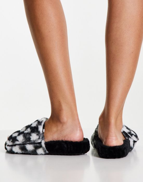 https://images.asos-media.com/products/topshop-checkerboard-faux-fur-mule-slippers-in-monochrome/200836442-3?$n_550w$&wid=550&fit=constrain