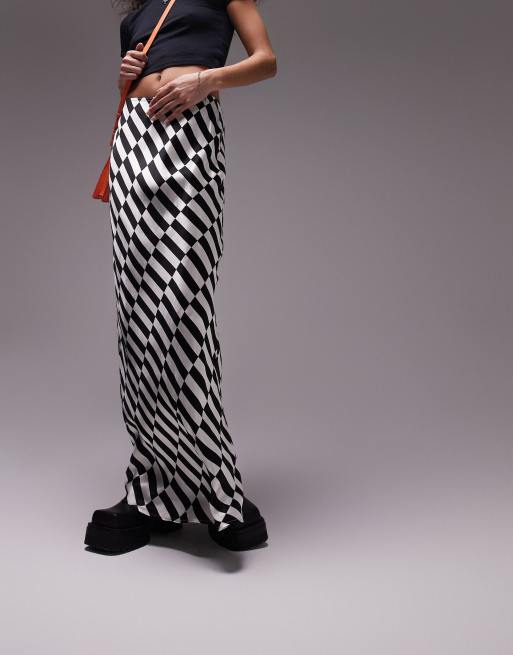 Topshop maxi skirt in black and white checkerboard print. This maxi skirt comes in a silky satin fabric and has a bias cut. 