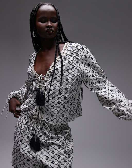 Topshop - Chemise de plage d'ensemble nouée devant à broderies - Blanc