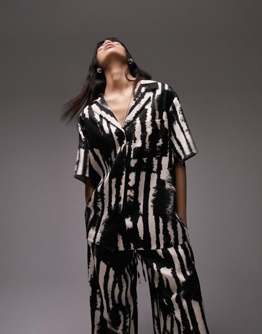 Topshop - Chemise d'ensemble en satin imprimée style pyjama - Noir et blanc