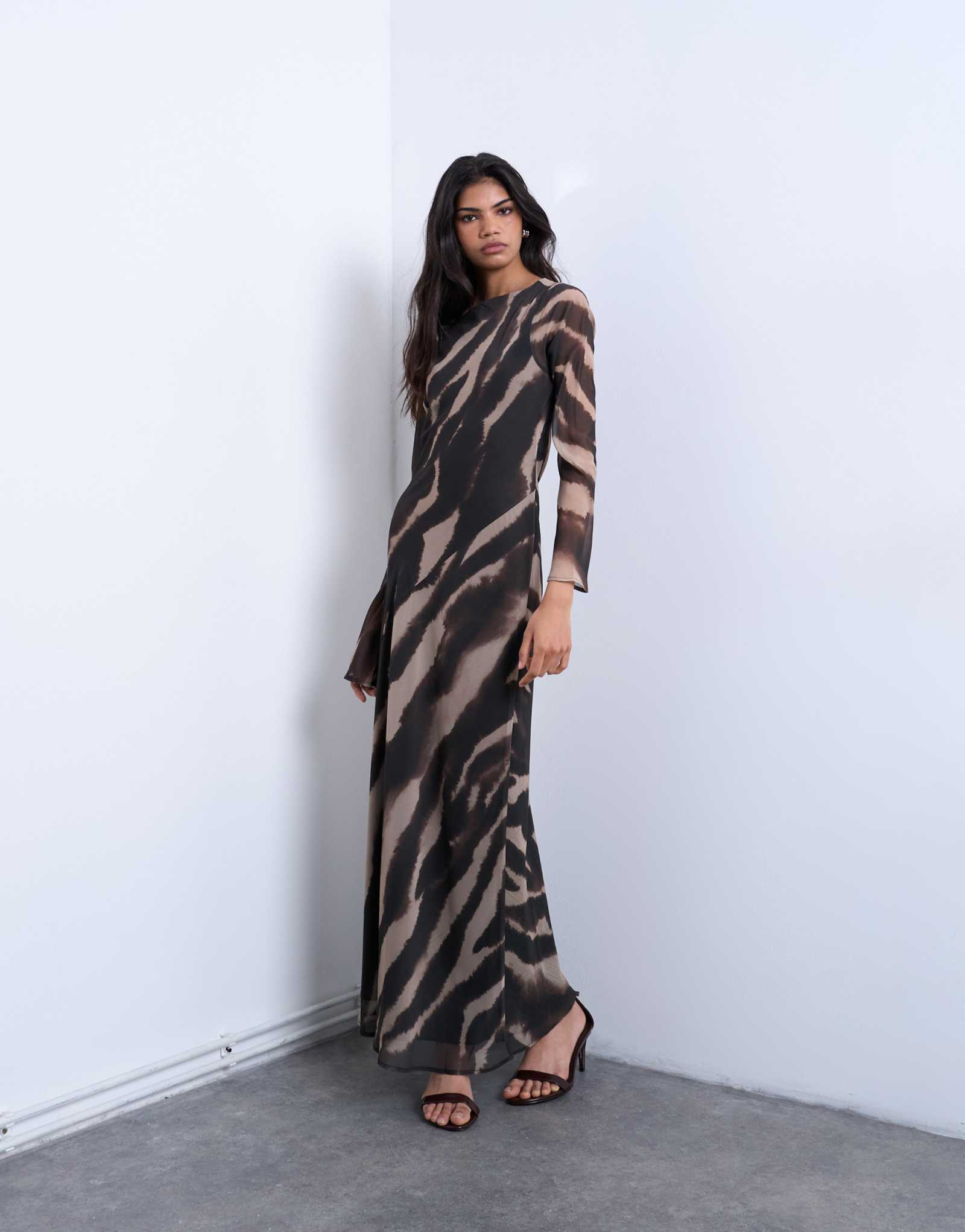 Шифоновое макси-платье с круглым вырезом и колоннами от Topshop с размытым животным принтом