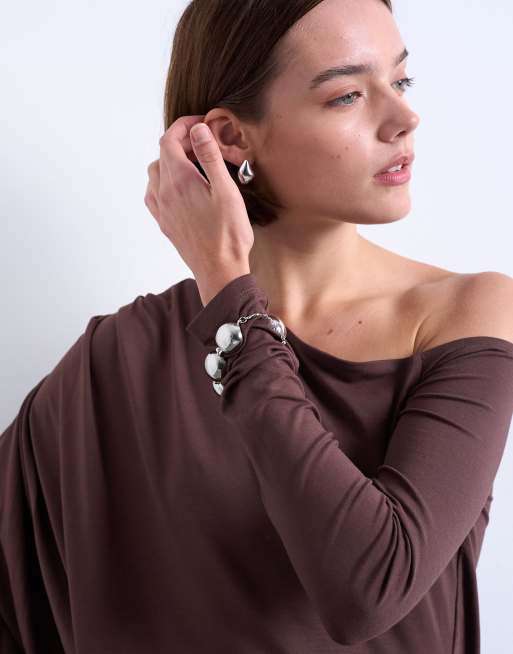 Topshop - Chokoladefarvet langærmet oneshoulder-top med kappedesign, 3 af 4